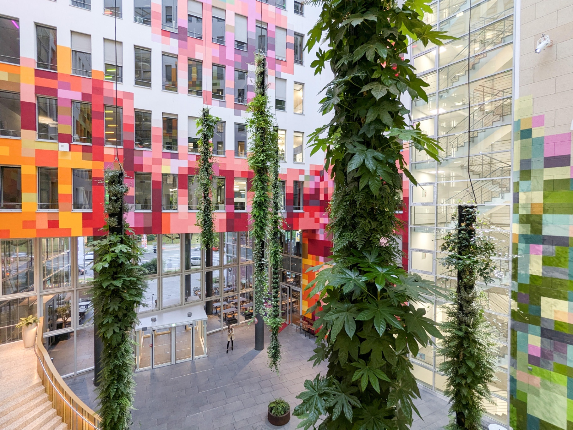 Planterep i fargerikt atrium