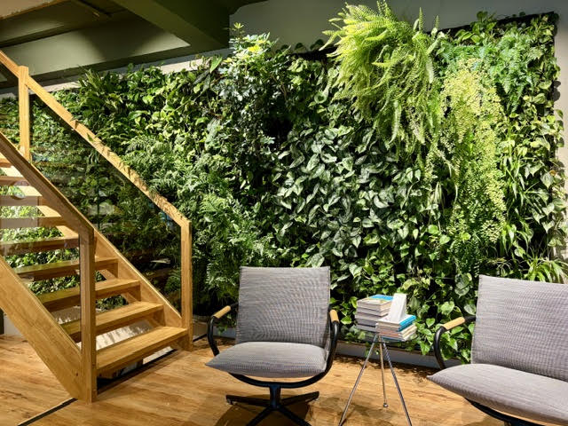 Lounge med plantevegg og trapp