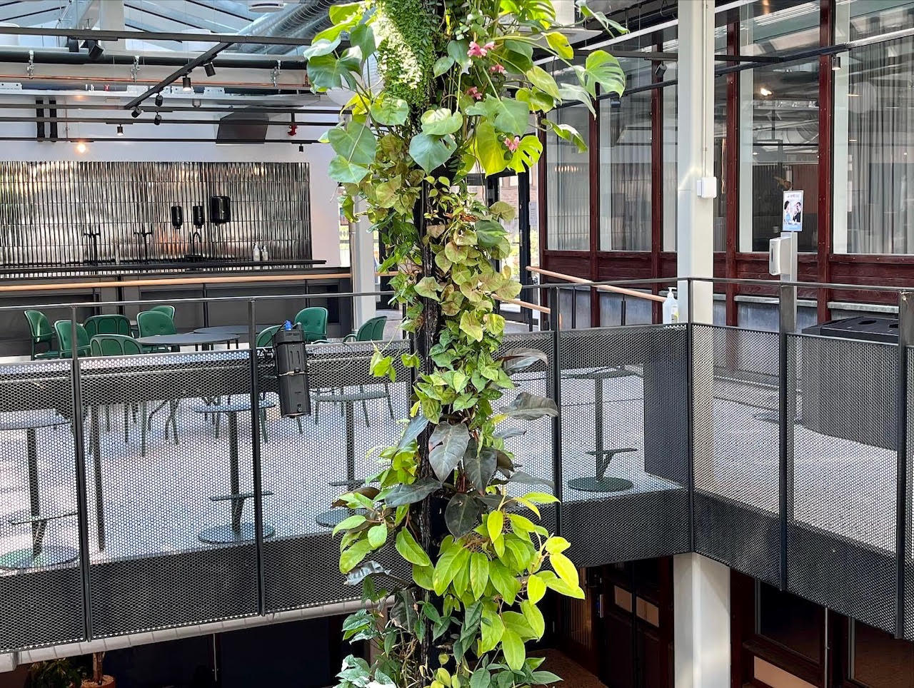 Grønn søyle i atrium